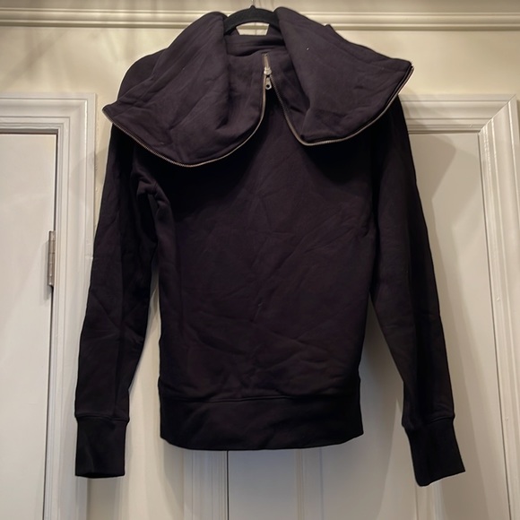 Uniqlo Hoodie with Oversized Pockets and Zippered Hood - Picture 5 of 6